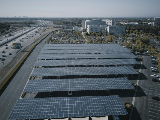 Les panneaux solaires : une solution durable pour une énergie 100 % propre et renouvelable