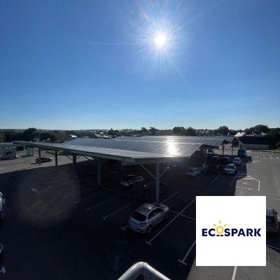 Ombrières Parking Supermarché par Ecospark - Loi APER