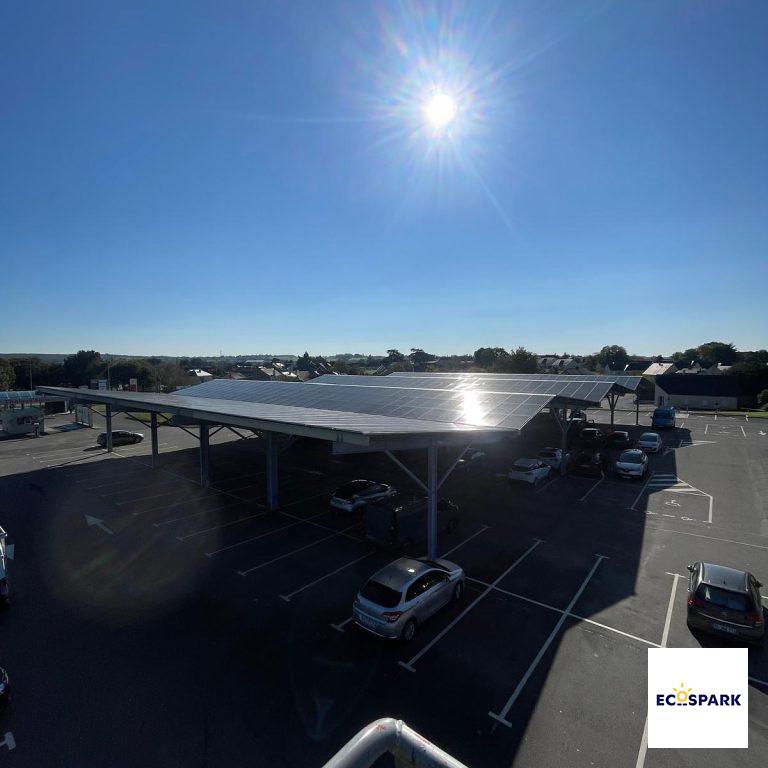 Ombrières Parking Supermarché par Ecospark - Loi APER