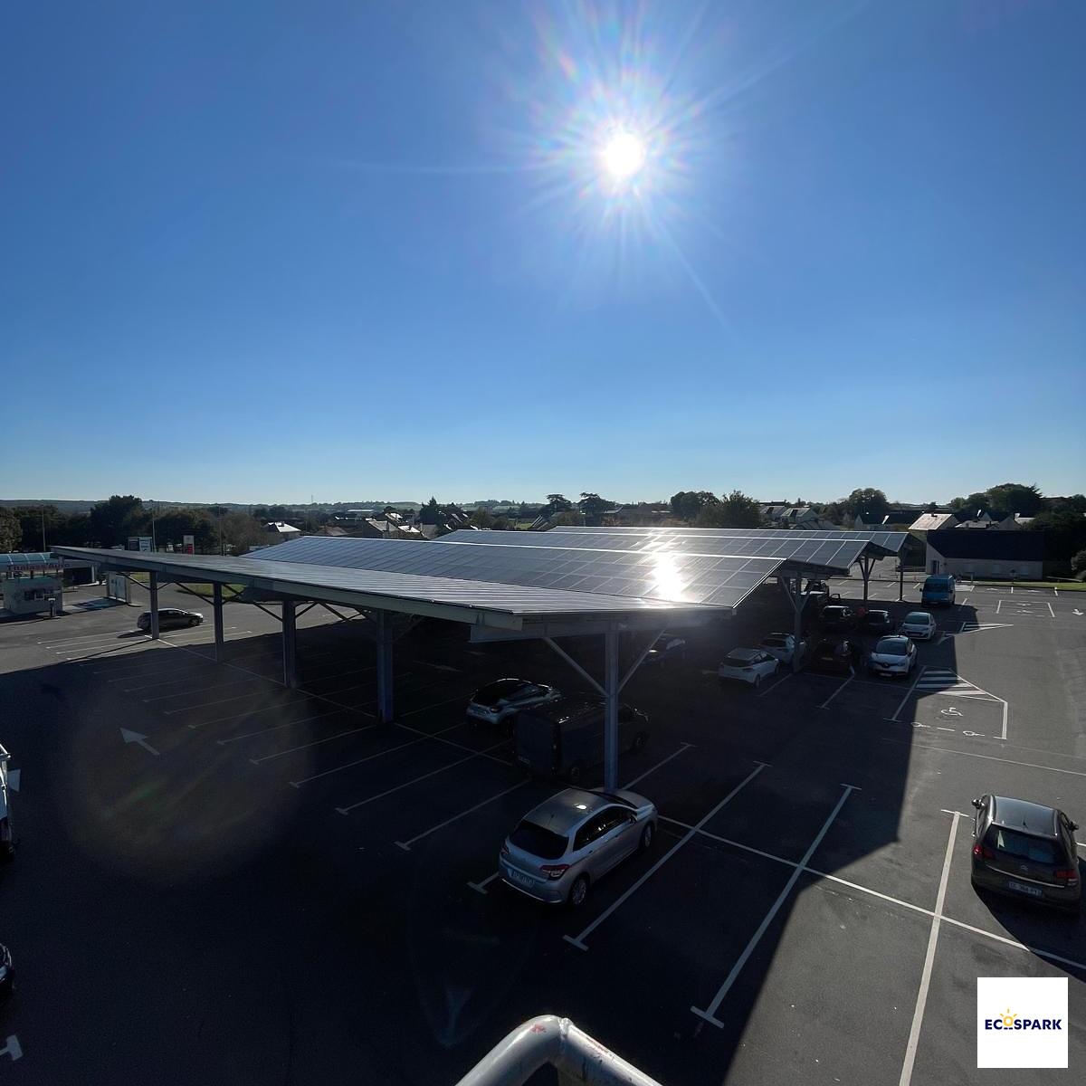 Ombrières Parking Supermarché par Ecospark - Loi APER
