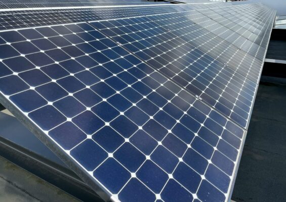 Panneaux solaires pour bâtiments commerciaux - performance et rentabilité