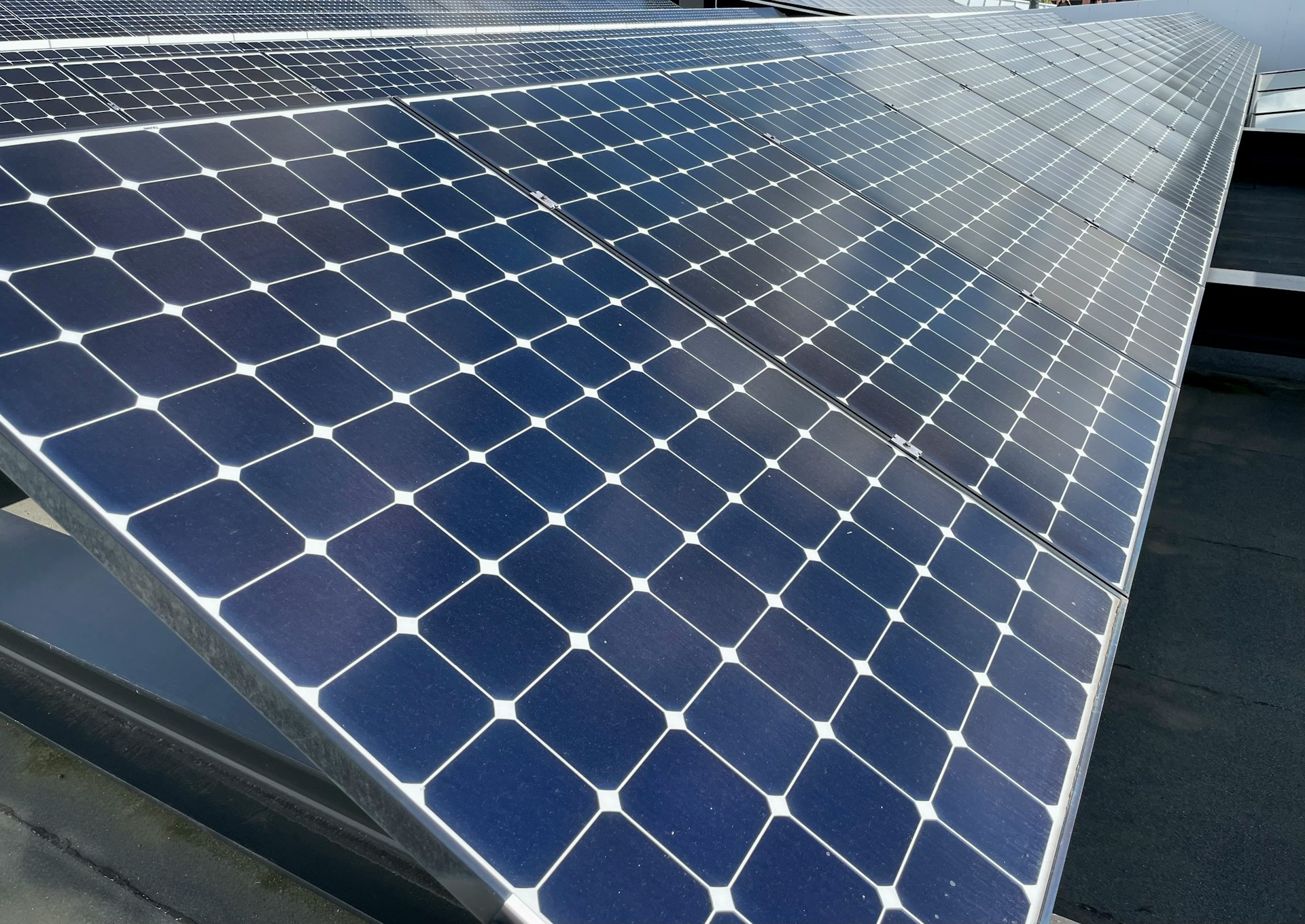 Panneaux solaires pour bâtiments commerciaux - performance et rentabilité